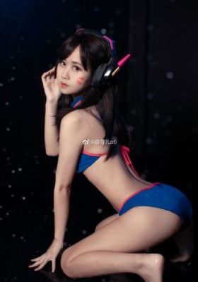 手伸进她的乳罩里揉搓着